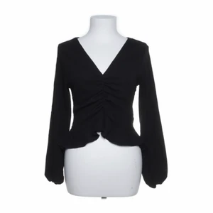 H&m svart topp - Jättegullig blus med volanger från H&M. Passar någon som bär XS/S 💕