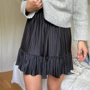 Svart kjol - Jättefin zarakjol som verkligen passar till allt men som tyvärr inte kommer till användning längre. Skriv privat för frågor eller flera bilder. 60kr+frakt 💕