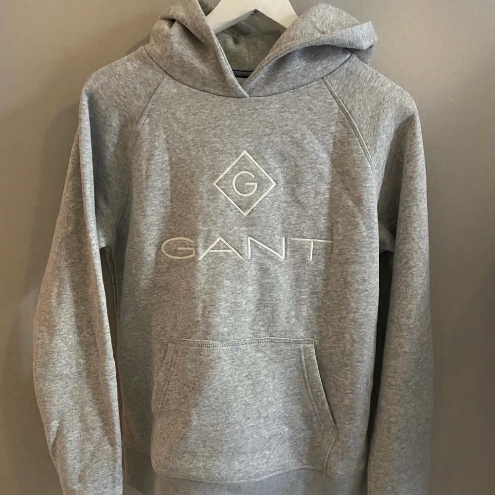 En grå GANT hoodie, jätteskön och helt oanvänd med prislapparna kvar. Orginalpris: 990 kr 🫀 köparen står för frakten. Hoodies.