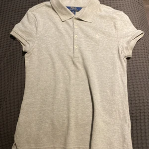 Polo Ralph lauren t-shirt  - Jag säljer en polo Ralph lauren pike. Den är nästan som i nyskick. Ingen skada eller något. Har andvänt den vid några tillfällen. Skriv till mig ifall du är intresserad så kan vi prata om pris.