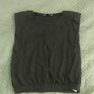 Linne  - Ett svart linne som jag endast provat typ! Den har vadderade axlar, men det går säkert att ta bort om man inte gillar det! Har resor i midjan och överlag skönt material! OBS fraktpris ändras om man inte köper via plick!❤️ 