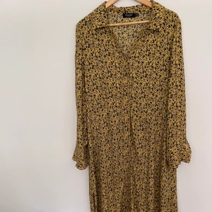 SOAKED in luxury  - Säljer min klänning från SOAKED in luxury i XL storlek. Använt vid några tillfällen. Ny skick.