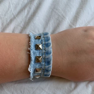Nitarmband  - Jeans nitarmband som är handgjort av mig💙👖 ca 17cm runt handleden💕 Frakt: Med betalning via swish - 16kr (inte spårbart)  Med betalning av Rocker - 29kr (spårbart)