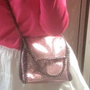 stella mccartney väska - Säljer nu min fina stella mccartney liknande väska som är rosa💕 Använd en gång så den är som helt ny! Skriv privat för fler bilder❣️ 250kr + frakt eller bud 