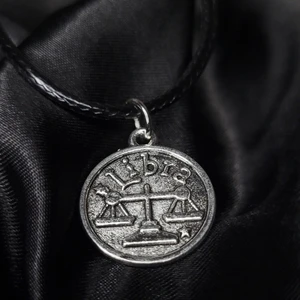 Libra Halsband! ♎  - Egengjort halsband med stjärntecknet våg/libra berlock! Framsidan visar vågen tillsammans med stjärntecknets namn på engelska, medan baksidan visar tecknet samt en egenskap associerat med folk födda i tecknet. 45cm långt men justerbart.