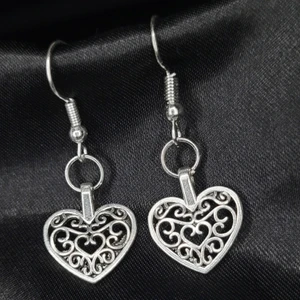 Örhängen med Silvriga Hjärtberlocker! ♡ - Egengjort och rostfritt! Troligtvis nickelfria men är du allergiker bör du vara försiktig. Finns även matchande halsband! Perfekt alla hjärtans dag present till din flickvän! ♡