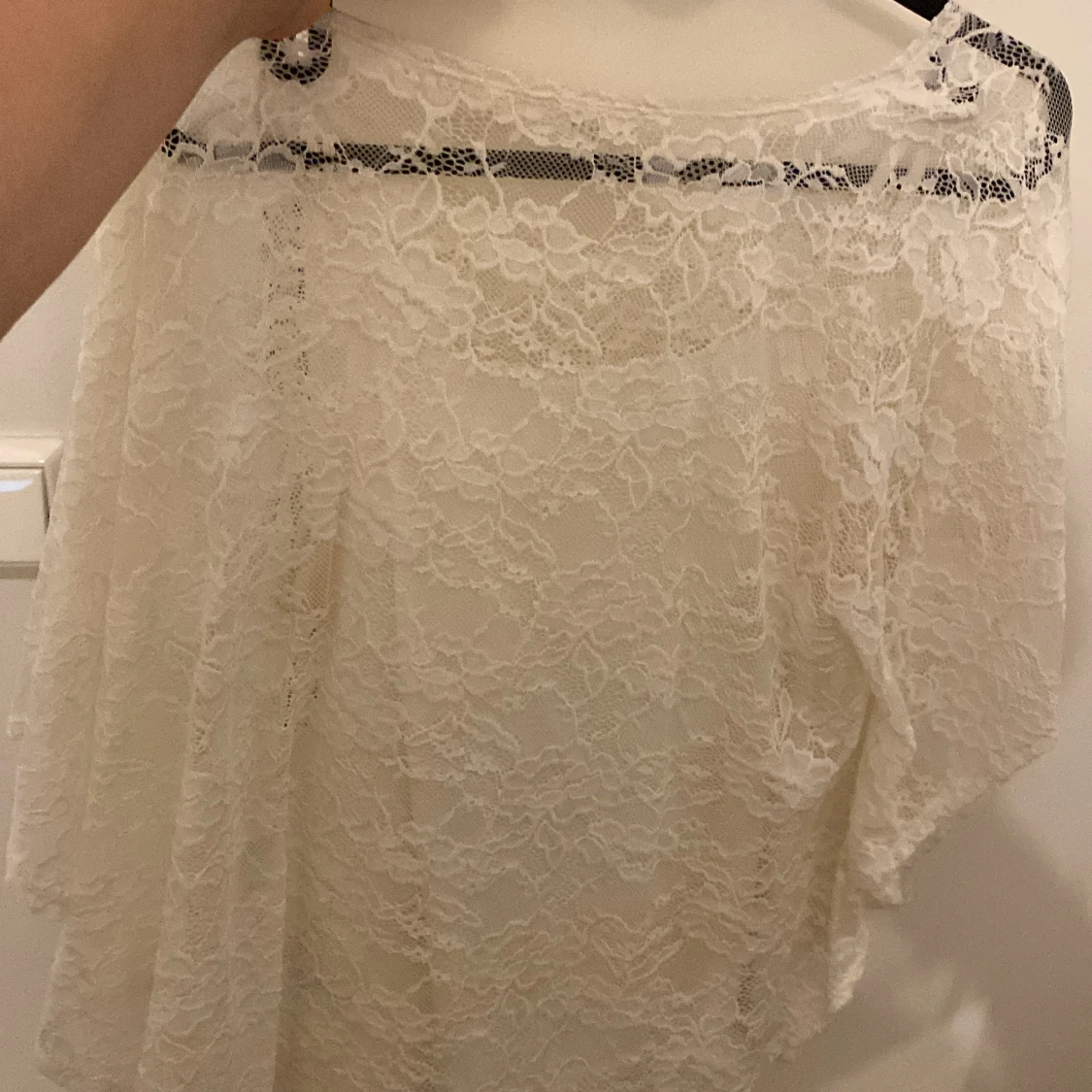 En broderad kortärmad tröja  - 90