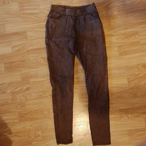 Sköna jeans leggings  - Sköna stretchiga jeans leggings i spräcklig brun färg (likt "acid wash" lite?) Med fickor på framsidan o baksidan  Strl S