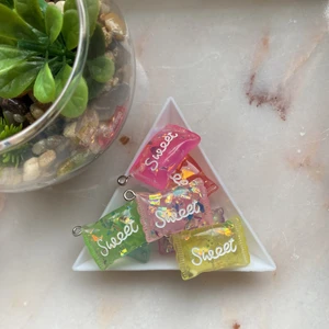 Berlocker sweet! - Jättefina sweetberlocker i olika färger! Fina att ha på smycken. Hr 19 st plus en mini. 4 kr st (mini 2 kr)