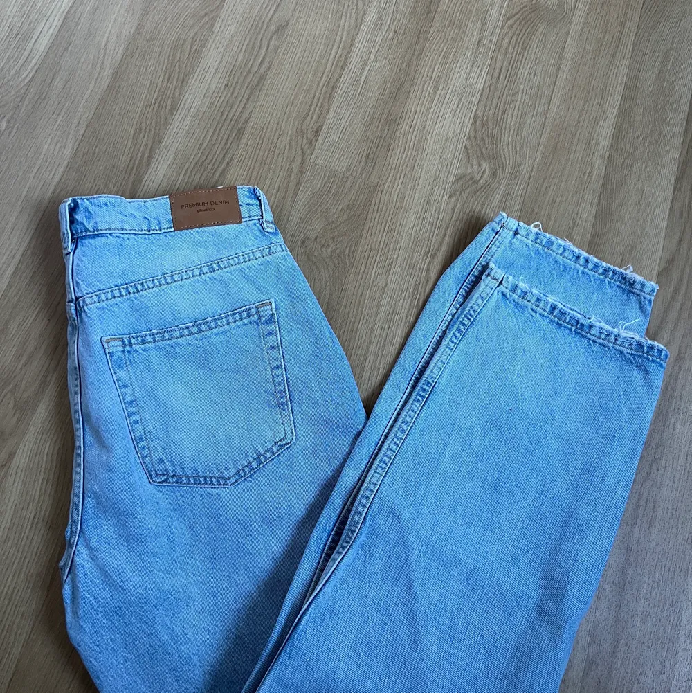 Säljer mina 90s highwaist jeans från Gina Tricot, då de är lite för stora på mig. Endast använda en gång så de är i jättefint skick. Nypris: 499kr. Jeans & Byxor.