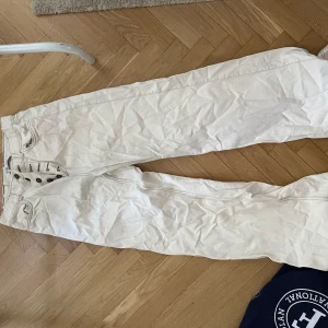 Zara byxor - Super snygga zara byxor. Absoulta favoriter men är för långa för mig! 💜