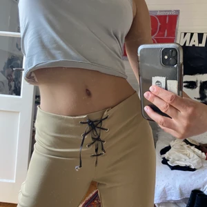 Beiga snörade byxor! - Så snygga beiga byxor med snörning!