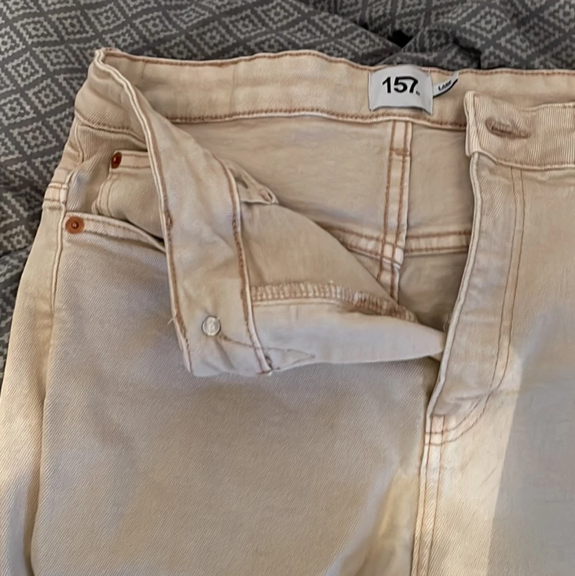 Beige pösiga jeans storlek m