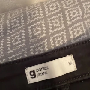 Trendiga utsvängda jeans från Gina! Storlek M - Säljer dessa trendiga jeans från Gina eftersom att jag inte använder dem