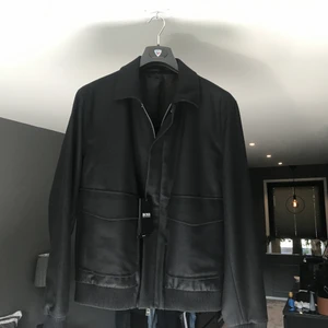 Märkes Overshirt/Jacka Hugo Boss, Daniele Fiesoli, Coloniaire -  1 Hugo boss- Narten kavaj  Storlek: 52  Nypris: 5399 Mitt pris: 2500   2 Daniele Fiesoli- Bottoni Rasat Kavaj  Storlek: M  Nypris: 4999 Mittpris: 2500   3 Coloniaire- Chemise Overshirt  Storlek: 52 Nypris: 5499 Mitt pris: 2500 Prislappen kvar på Jackorna