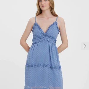 Klänning - Säljer dessa supersöta sommarklänningar då de inte kommer till användning🌸 Nypris 399kr st (Säljer en för 125 eller båda för 175)