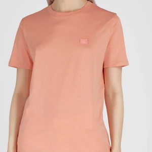 Acne T-shirt  - Säljer min Acne t-shorts i storlek xs❤️ tröjan är använd men inga tydliga defekter. Skickar egna bilder vid seriösa köpare❤️❤️