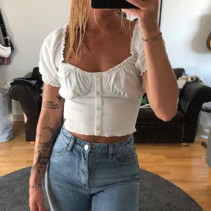 Topp från NA-KD  - Vit topp i väldigt fint skick från nakd, stl 34. Köparen står för frakten, kan mötas upp i Kalmar! 