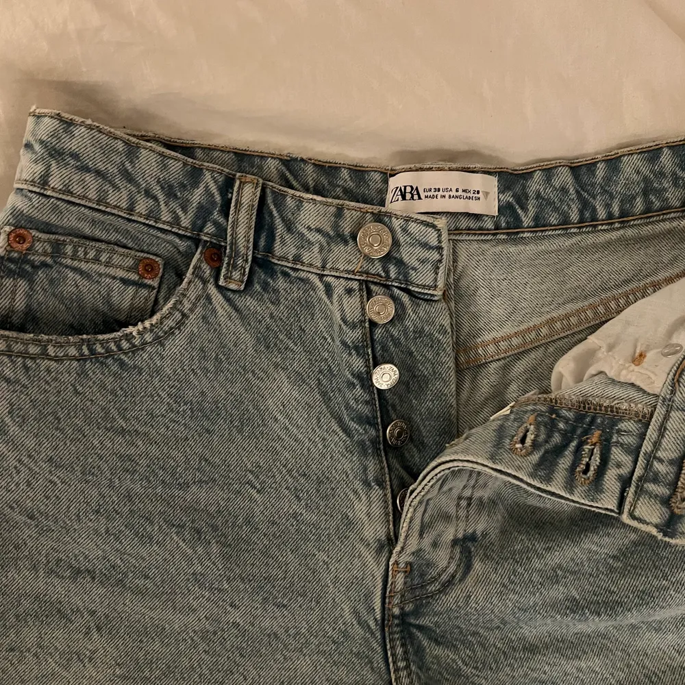 Supersnygga jeansshorts från zara!! ❗️skriv privat till mig om du vill köpa, tryck inte på ”köp nu”❗️. Jeans & Byxor.