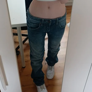 Lågmidjade jeans - Snygga Lågmidjade Wrangler jeans i storlek 26/32. Jag är runt 160cm och jeansen går ända ner till golvet för mig så de passar någon runt 160-170 beroende hur långt man vill att dom ska sitta på en💗Säljer vid bra bud och köparen står för frakten!💗💗
