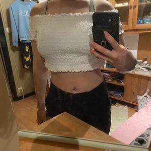 Croptopp vit - Jätte söt off shoulder croptopp 30kr direkt eller högre än budet😊
