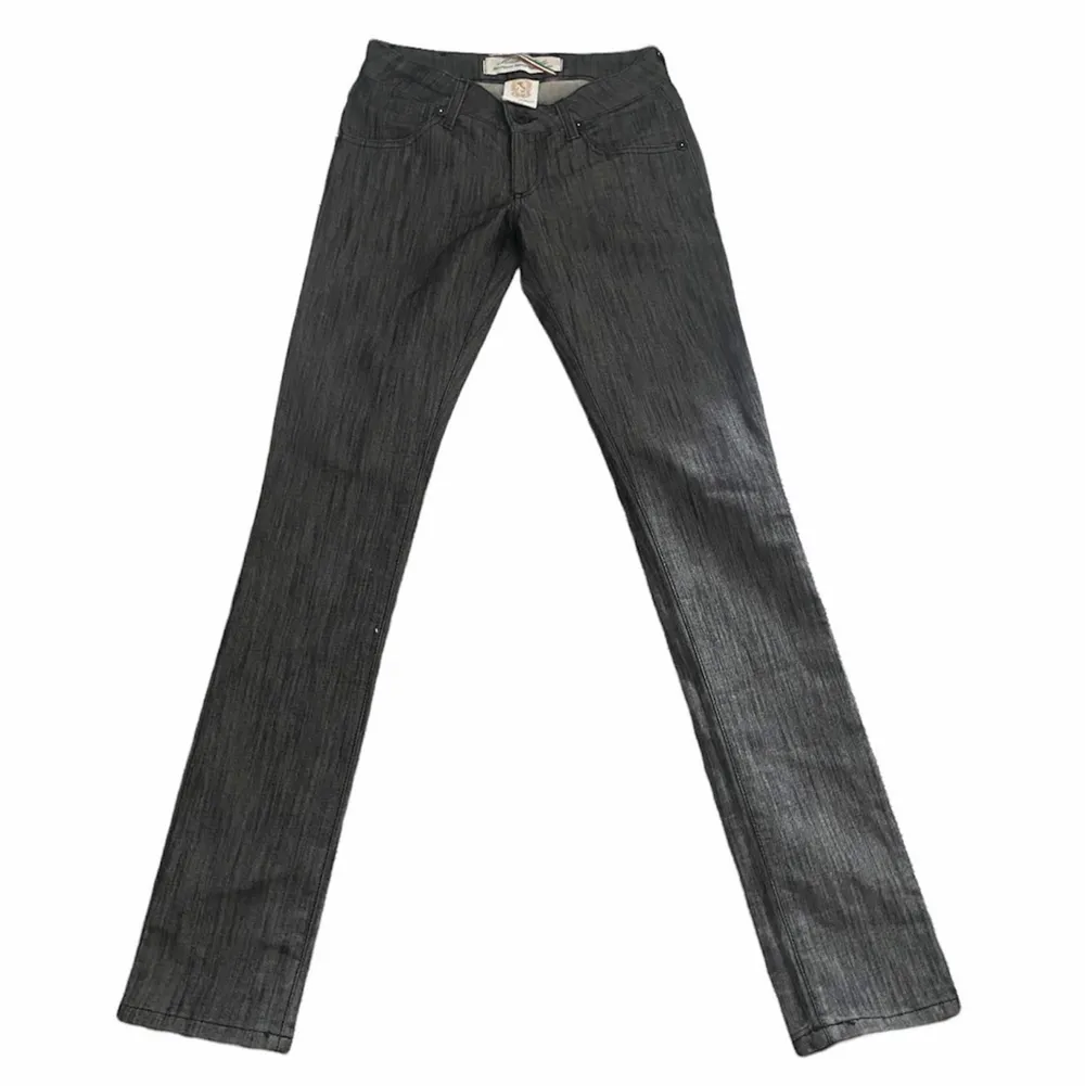 Lowrise straightleg gråa jeans från nått italienskt märke, strl w26. Jeans & Byxor.