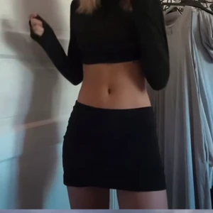 Minikjol - Slutsåld minikjol från zara. Den är helt oanvänd med lapp kvar! Buda eller köp direkt för 230+ frakt. Första bilden är lånad❤️ tyget är inte stretchigt