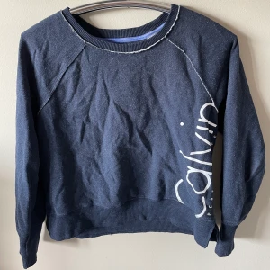 Calvin klein tjocktröja - Blå tjocktröja från Calvin Klein, supermysig men har tyvärr blivit lite för liten för mig. Teddyfleece-aktigt material innuti som är supermysigt. Lite skrynklig på bilden eftersom den har legat nedpackad men det fixar jag innan jag säljer den!