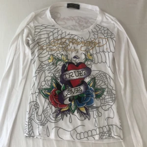 ed hardy tröja  - cool ed hardy tröja aldrig använt och är ny. tyvär kommer den inte till andvänding längre. 