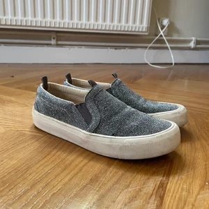 Zara skor - Glittriga skor från zara , i använt skick och lite söndriga på sidan ,se på sista bilden . Annars i väldigt fint skick. Köpare står för frakt