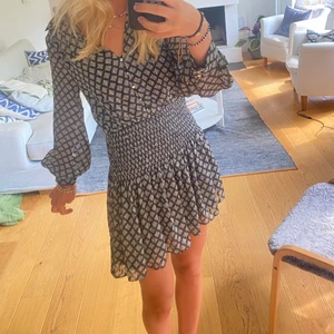 Zara klänning  - Säljer denna super fina klänning från zara som inte kommer till användning! 