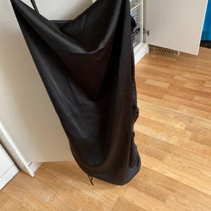 Satin klänning - Dragsko på båda sidorna. Drapering fram. Samväldet en gång. Köpt på asos. Stolek 40 