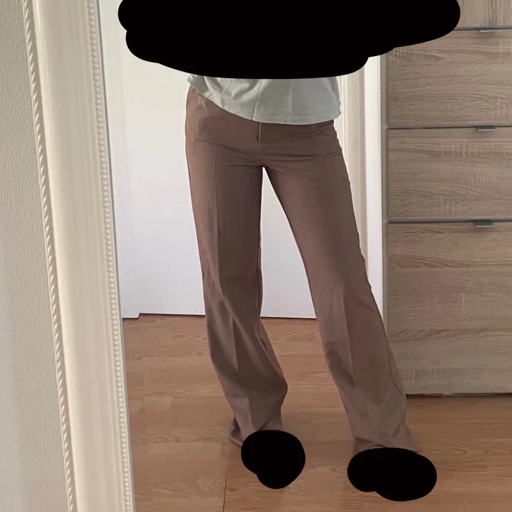 Fina ljusbruna kostym byxor i strlk 34. Köpta på NAKD i Hanna Schönbergs kollektion💞 Säljer då de är för långa på mig och komemr inte till användning💞. Jeans & Byxor.