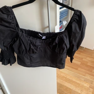 Topp - Finare topp från hm divided. Oanvänd med lapp kvar. Storlek 38 men passar mindre. Typ s/m