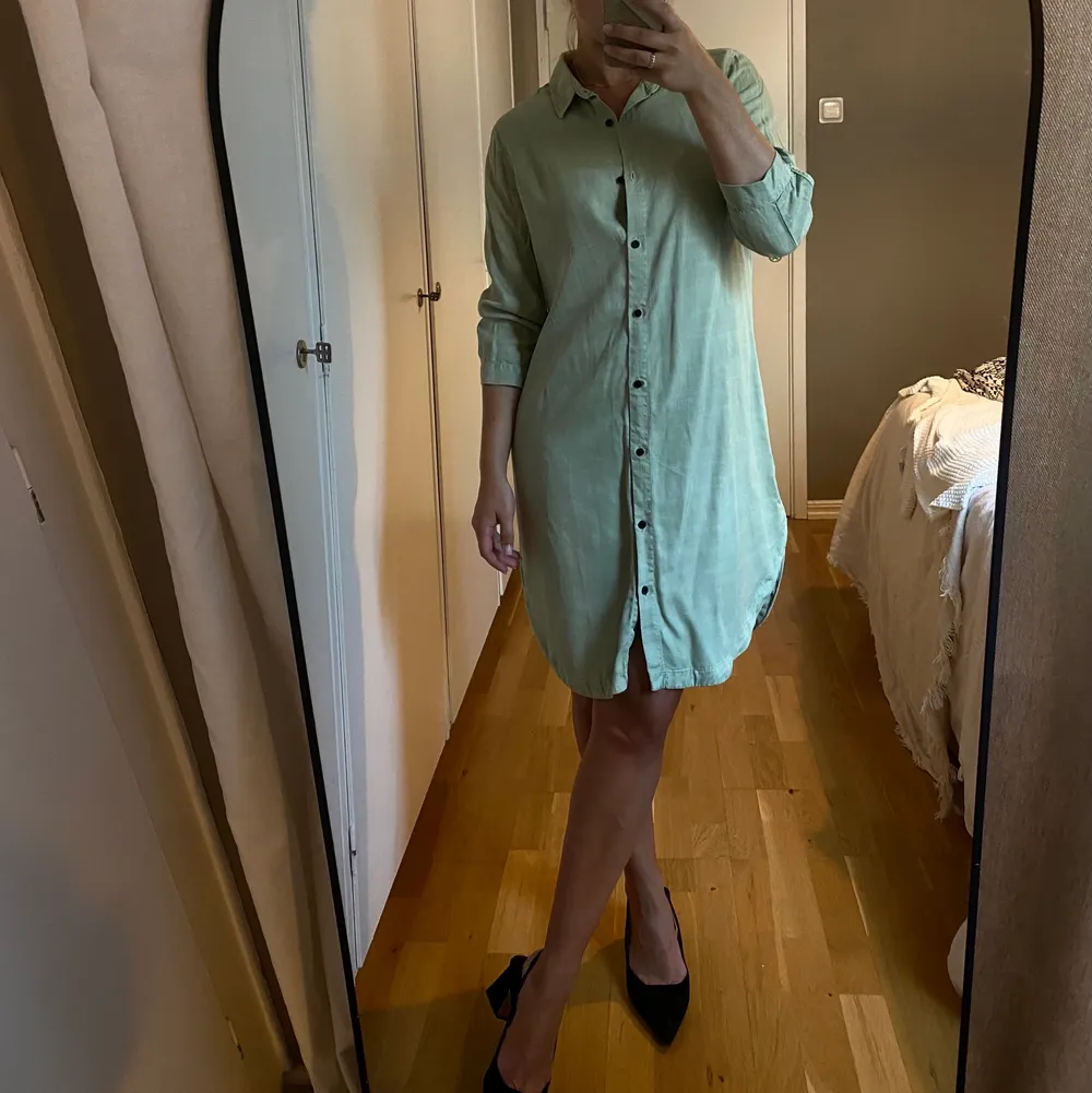Grön klänning från Zara Premium Denim. Använd men i fint skick. . Klänningar.