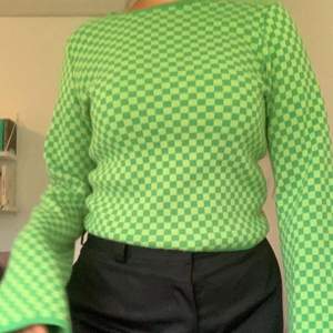 Grön rutig stickad tröja i strl 40 från ASOS, knappt använd. Långa och lite utsvängda ärmar, jättefin och väldigt bra kvalitet!🥰 Frakt tillkommer
