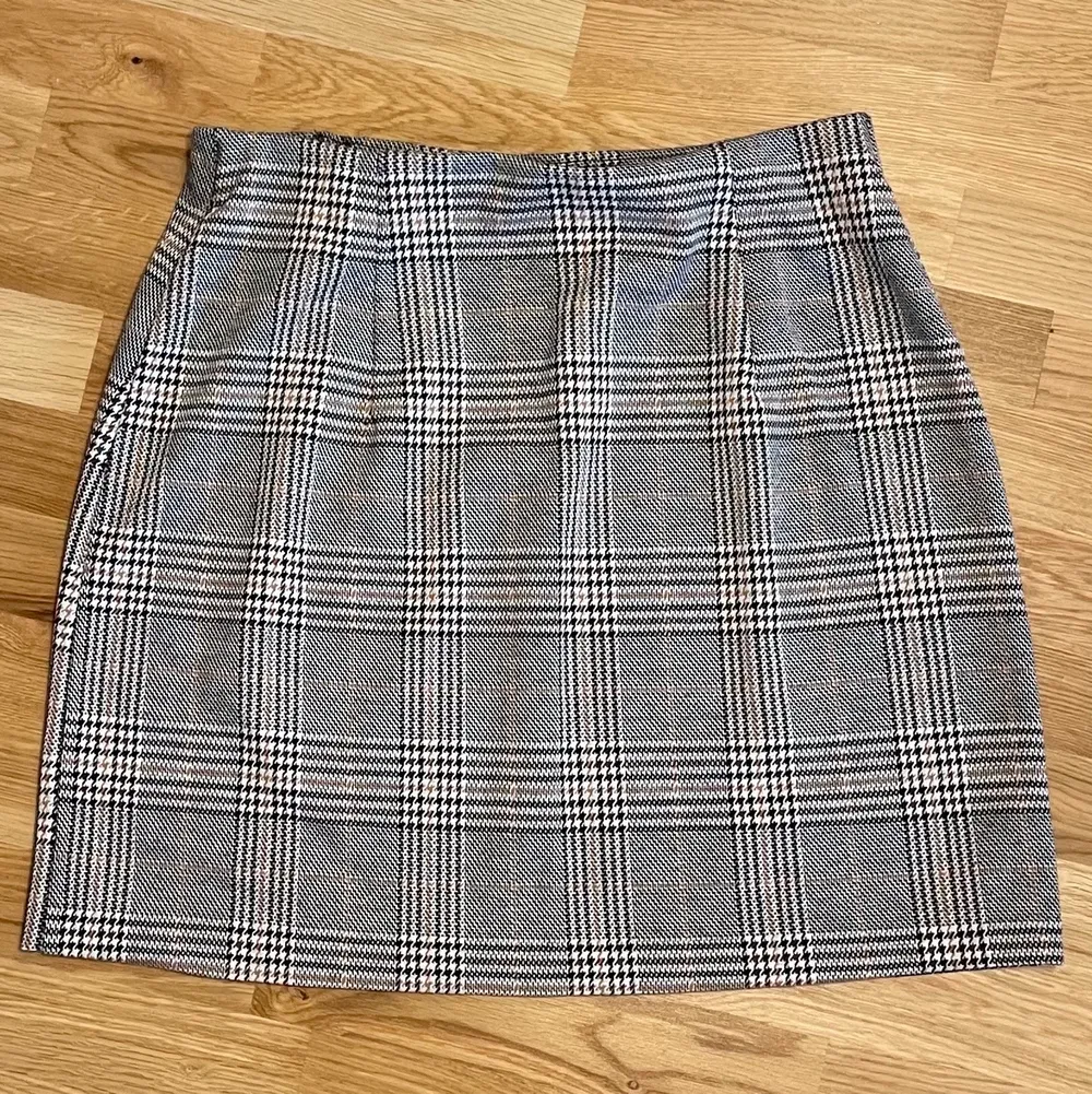 Rutig/ mönstrad kjol från hm🤎 Kjolen är aldrig använd och har fortfarande prislappen kvar💕 Nypris 99:-. Kjolar.