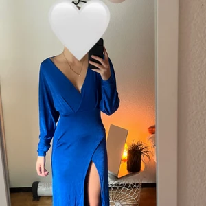 Långärmad klänning - Jättefin och lång på mig som är 171. Pris går att diskutera och frakt står köparen för!