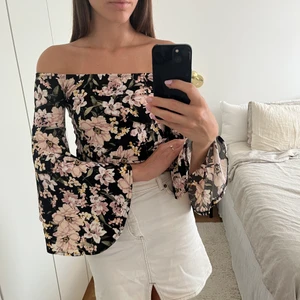 Fin somrig offshoulder topp - Så skön stretchig off shoulder topp med vida ärmar. Superfint skick. Passar xs-m 