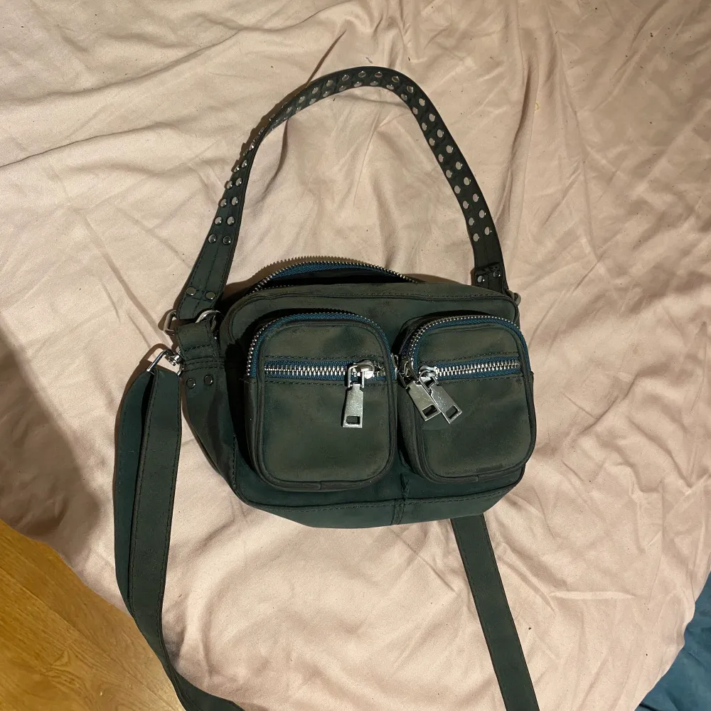 Säljer nu min fina noella väska!Den är mörk grön och perfekt storlek,frakt står köparen av. Nypris  800. TRYCK INYE PÅ KÖP NU!!!. Väskor.