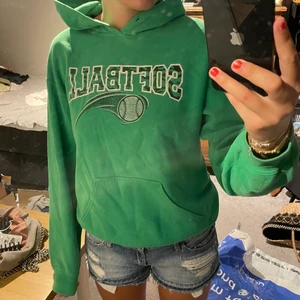 Hoodie med tryck - Sååå snygg hoodie från Beyond Retro💚nypris ca 400