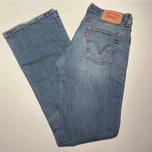 Lågmidjade levis jeans - säljer dessa sjukt snygga vintage levis byxorna. De är lågmidjade och svänger ut nere som bootcuts. Jag är 170 och de faller precis på skon vilket jag tycker är perfekt. Man kan såklart korta ner de buda säljer inte under 450kr SKRIV FÖRST köp ej direkt