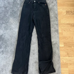 Jeans från carlings - Svarta straight leg jeans med slits. Superfina jeans som sitter bra men som jag inte använder längre. Jeansen är långa och bra i längden på mig som är 170. Jeansen är högmidjade och går ner till marken med skor på mig. Bra skick! Köparen står för frakten