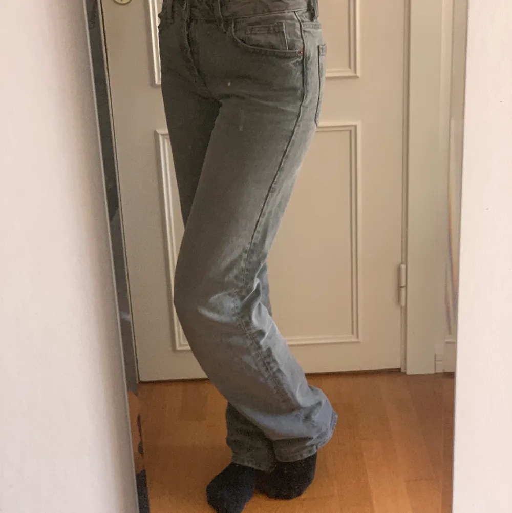 Jättesnygga gråa lågmidjade jeans från zara. Säljer då jag inte får användning för dom längre. Budgivning om många är intresserade. Jeans & Byxor.