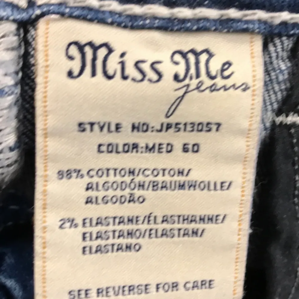 säljer mina fina miss me jeans i storlek 26! 💌 de är lågmidjade, slim fit, och i fint skick. kontakta mig om du undrar över något 🤍. Jeans & Byxor.