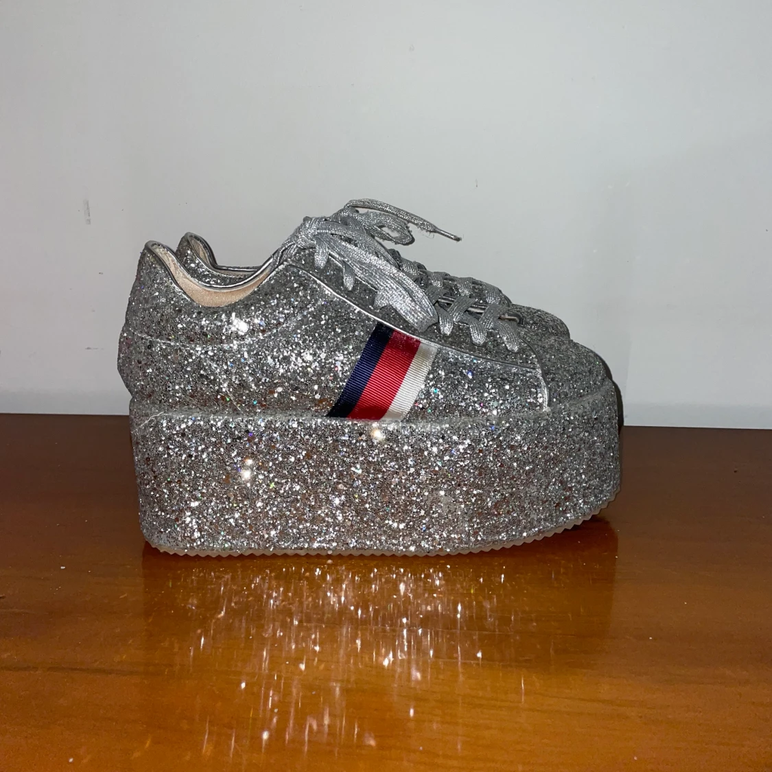 Glittriga platåskor