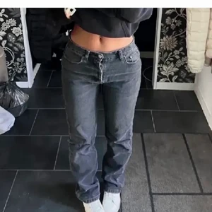 zara jeans grå - super fina zara jeans. knappt använda köptes för 500kr här på plick säljer för 300kr😇70cm midjemått, innerbensmått 84cm