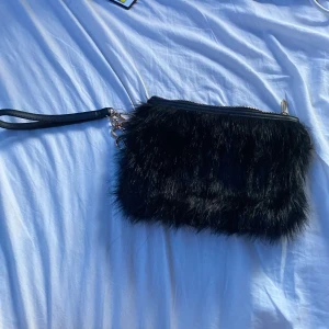 Black furry purse - Svart fluff handväska, icke använd 