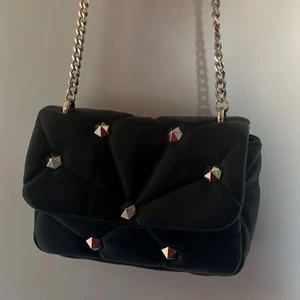 Zara väska med nitar - Säljer denna zara väska med nitar (lånad bild) dock exakt samma väska den är i väldigt bra skick och säljer den endast för att jag ej får den till användning