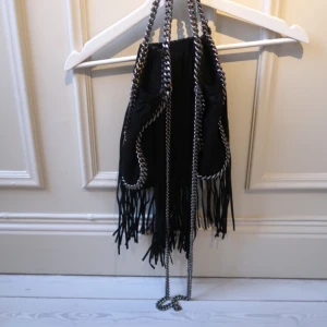 Stella McCartney väska - Fräsch Stella väska med fransar, liten modell! Prislapp och dustbag finns:) Nypris: 7600kr (Lite rostigt på de korta kedjorna) perfekt till vardags och fest!  